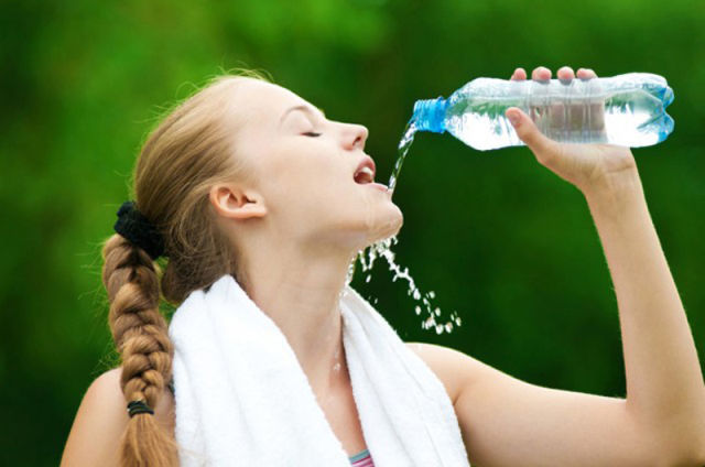 Uống nhiều nước khi trời nắng nóng