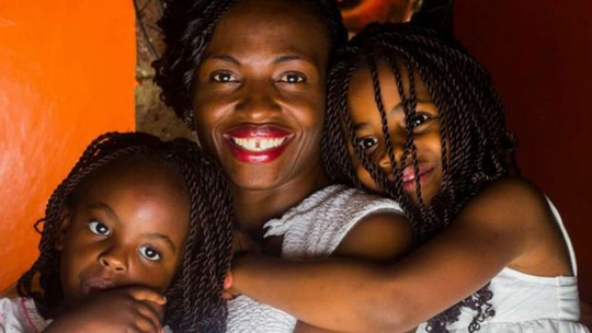 Terry Gobanga hiện đang sống hạnh phúc bên chồng và 2 cô con gái xinh xắn 