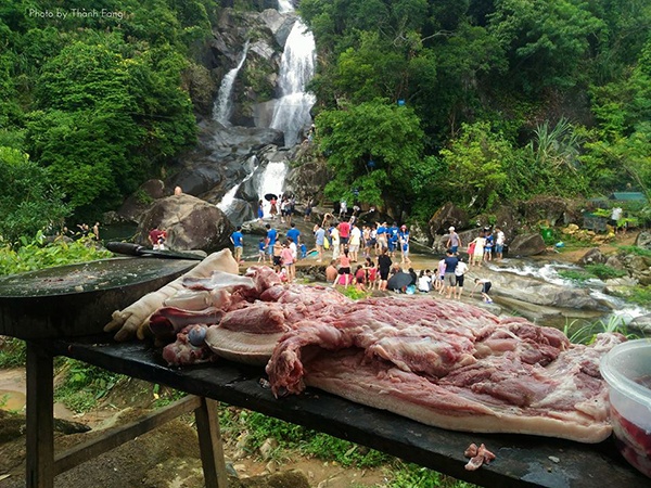 Bức ảnh check - in "sang choảnh" của cửa hàng bán thịt lợn tai thác Khe Vằn - Bình Liêu - Quảng Ninh