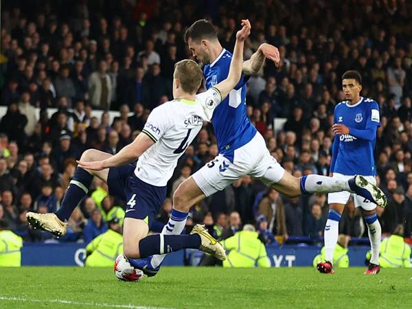 Bóng đá Anh 4/4: Tottenham đánh rơi chiến thắng trên sân Everton