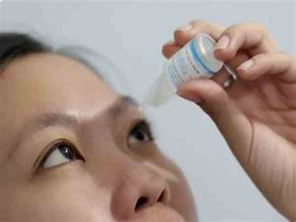 Sử dụng nước muối sinh lý trị lẹo mắt