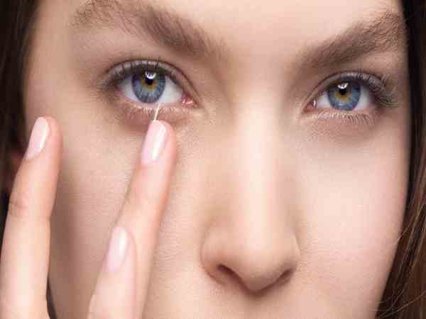 Chườm ấm đều đặn chữa lẹo mắt
