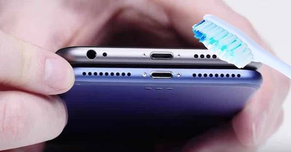 Vệ sinh loa ngoài iPhone